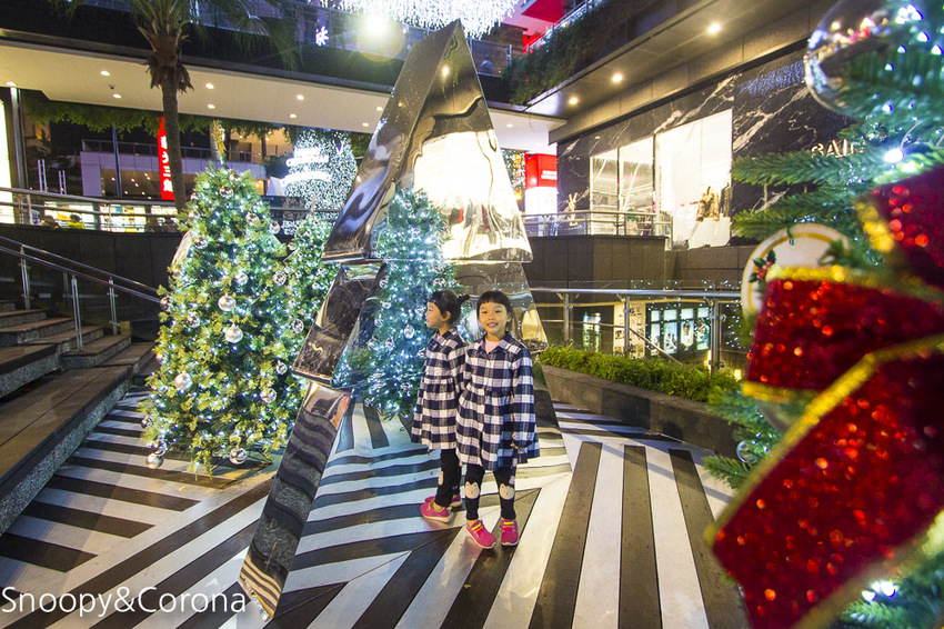【台北活動】新光三越信義新天地17米高聖誕樹|萬花筒耶誕樹~會飄雪的聖誕樹、唯美幻境微森林,信義區約會必拍