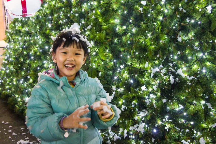 【台北活動】耶誕必拍超萌景點／2018新光三越信義新天地歡樂耶誕～17米高會飄雪耶誕禮物樹，還有萌萌的LINE FRIEND主題人物