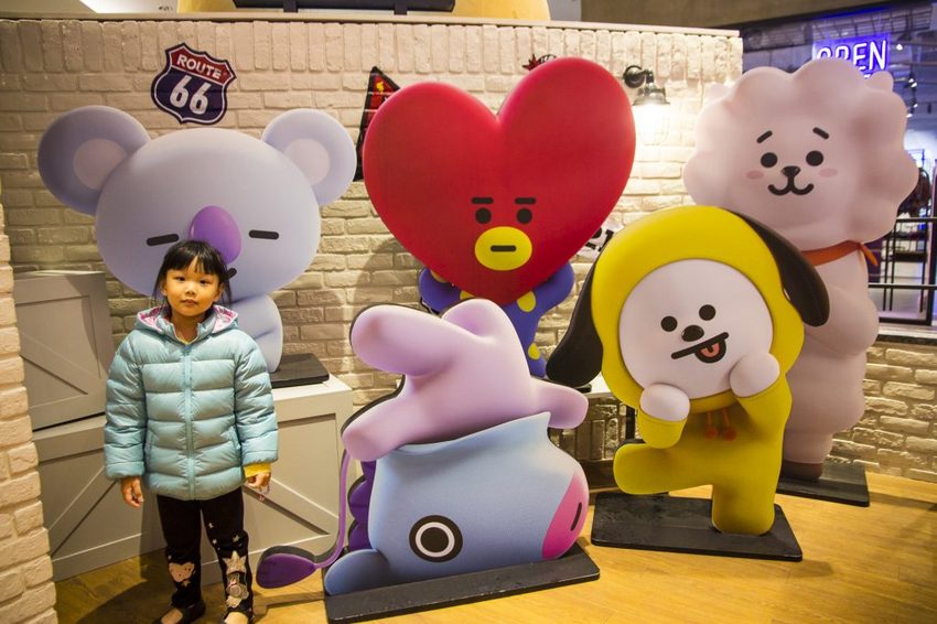 【台北活動】耶誕必拍超萌景點／2018新光三越信義新天地歡樂耶誕～17米高會飄雪耶誕禮物樹，還有萌萌的LINE FRIEND主題人物