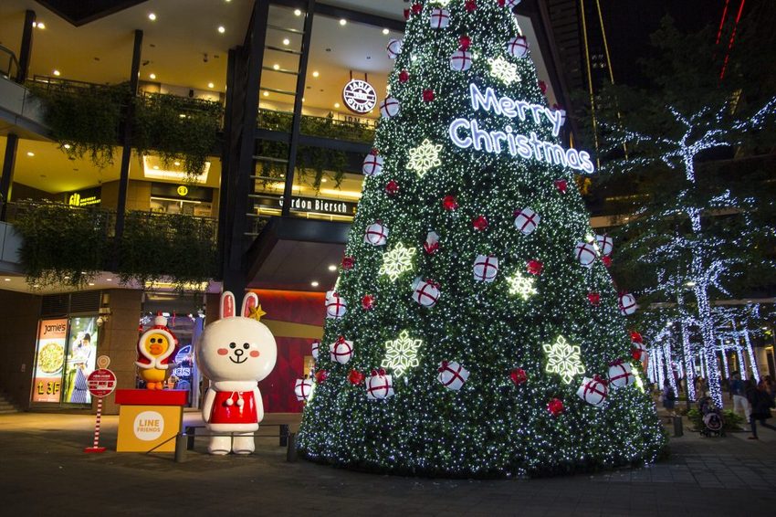 【台北活動】耶誕必拍超萌景點／2018新光三越信義新天地歡樂耶誕～17米高會飄雪耶誕禮物樹，還有萌萌的LINE FRIEND主題人物