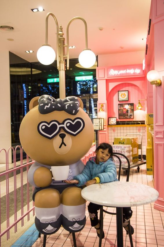 【台北活動】耶誕必拍超萌景點／2018新光三越信義新天地歡樂耶誕～17米高會飄雪耶誕禮物樹，還有萌萌的LINE FRIEND主題人物