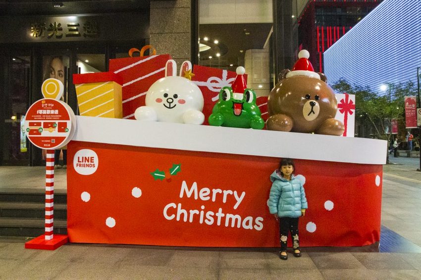 【台北活動】耶誕必拍超萌景點／2018新光三越信義新天地歡樂耶誕～17米高會飄雪耶誕禮物樹，還有萌萌的LINE FRIEND主題人物