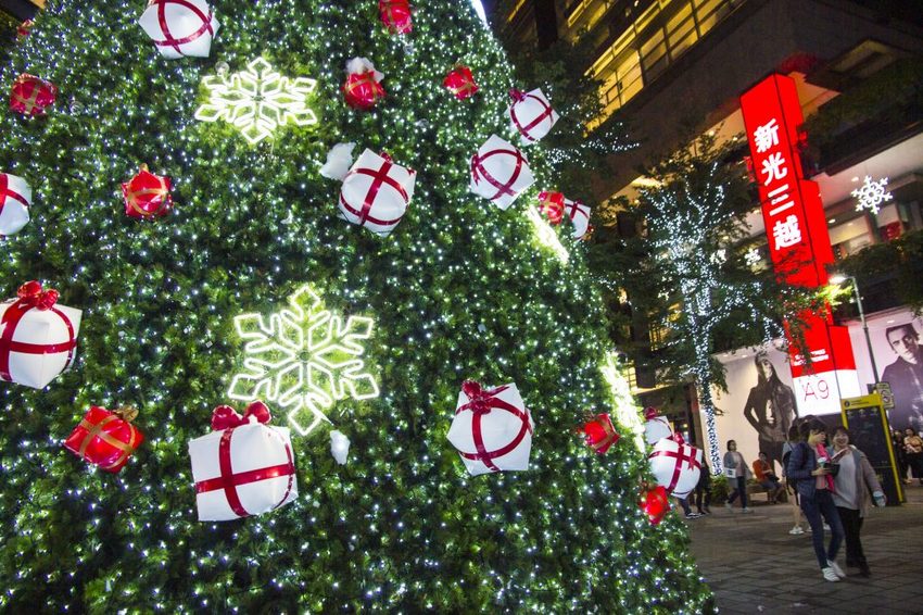 【台北活動】耶誕必拍超萌景點／2018新光三越信義新天地歡樂耶誕～17米高會飄雪耶誕禮物樹，還有萌萌的LINE FRIEND主題人物