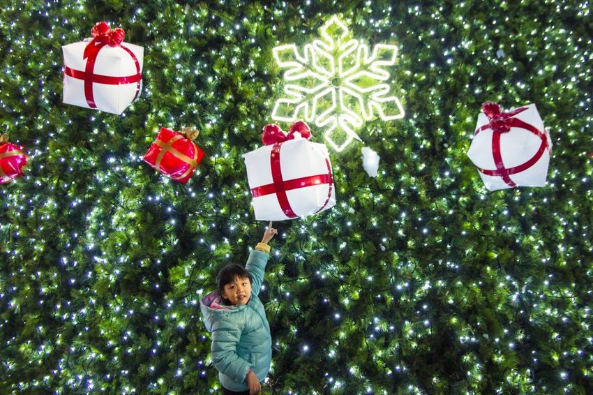 【台北活動】耶誕必拍超萌景點／2018新光三越信義新天地歡樂耶誕～17米高會飄雪耶誕禮物樹，還有萌萌的LINE FRIEND主題人物