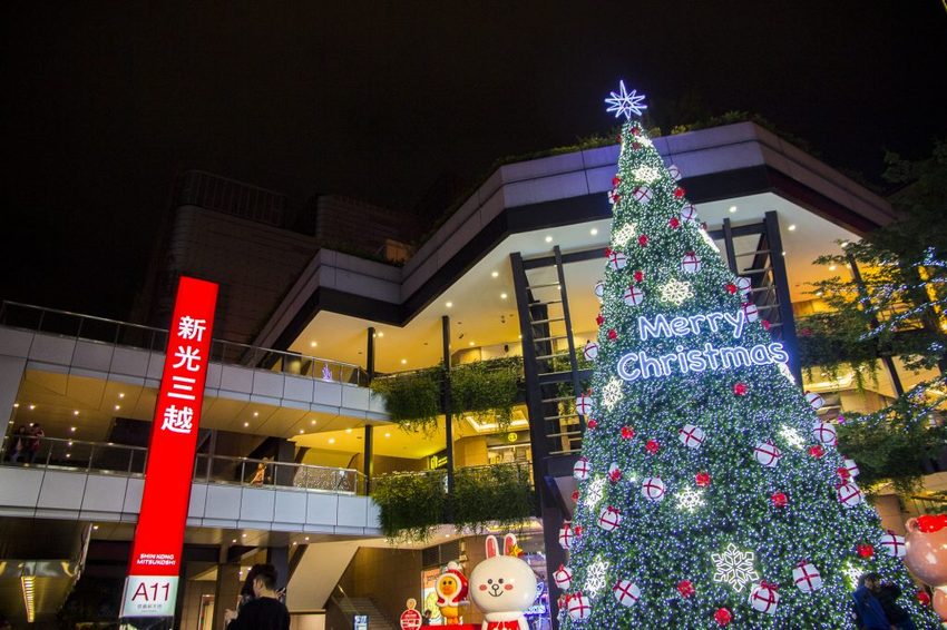 【台北活動】耶誕必拍超萌景點／2018新光三越信義新天地歡樂耶誕～17米高會飄雪耶誕禮物樹，還有萌萌的LINE FRIEND主題人物