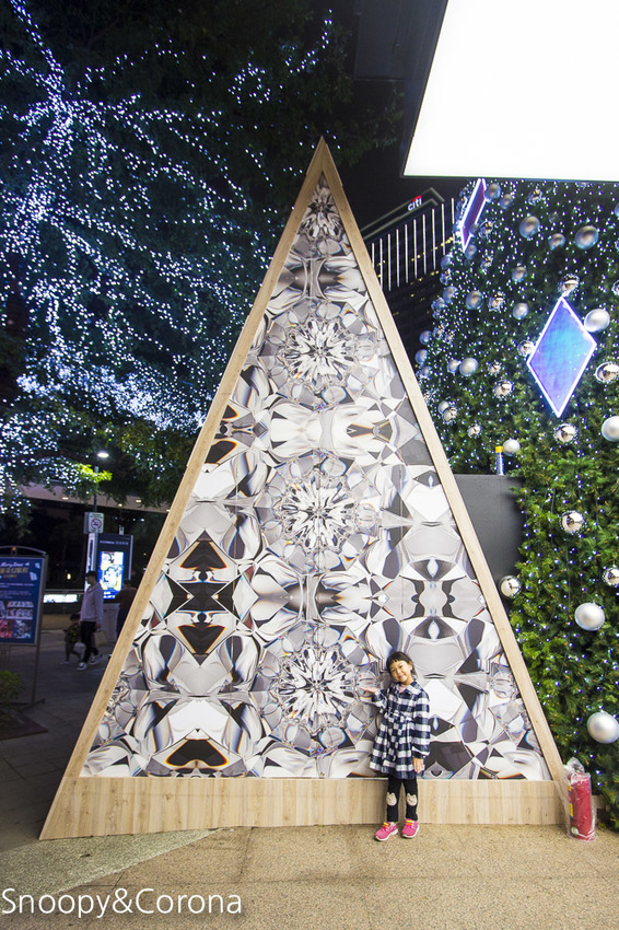 【台北活動】新光三越信義新天地17米高聖誕樹|萬花筒耶誕樹~會飄雪的聖誕樹、唯美幻境微森林,信義區約會必拍