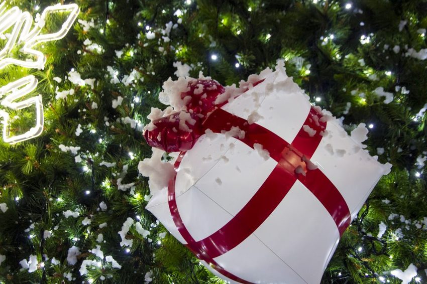 【台北活動】耶誕必拍超萌景點／2018新光三越信義新天地歡樂耶誕～17米高會飄雪耶誕禮物樹，還有萌萌的LINE FRIEND主題人物