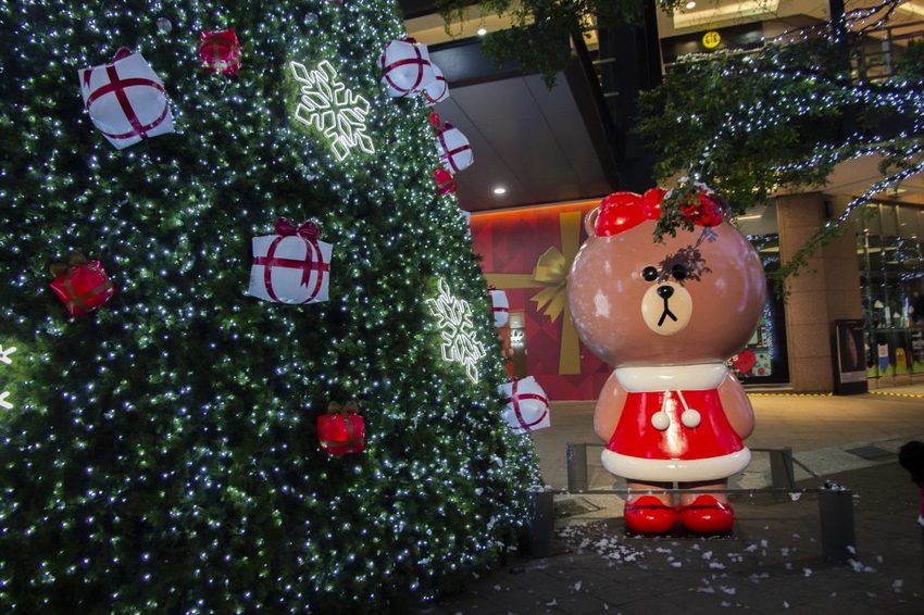 【台北活動】耶誕必拍超萌景點／2018新光三越信義新天地歡樂耶誕～17米高會飄雪耶誕禮物樹，還有萌萌的LINE FRIEND主題人物