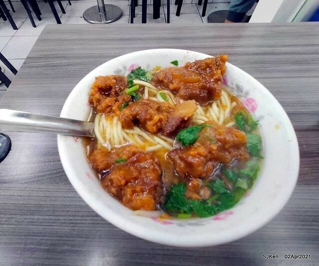 「艋舺夜市豐原清水排骨麵」(Pork Spare Ribs noodle) at Banka night market, Taipei, Taiwan, SJKen, Apr 2, 2021.