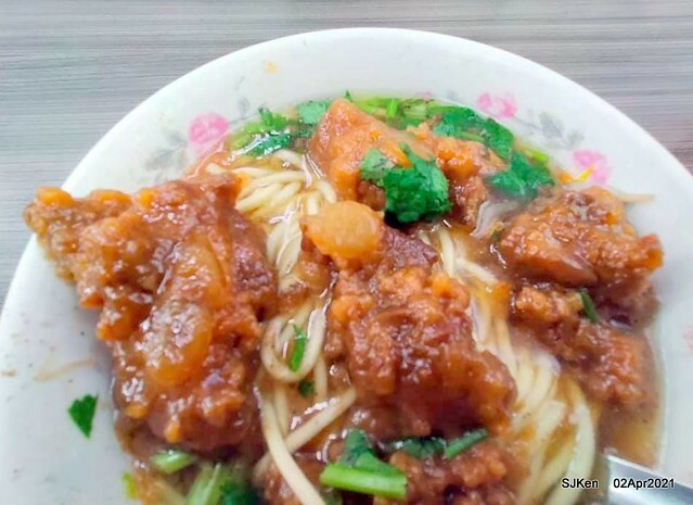 「艋舺夜市豐原清水排骨麵」(Pork Spare Ribs noodle) at Banka night market, Taipei, Taiwan, SJKen, Apr 2, 2021.