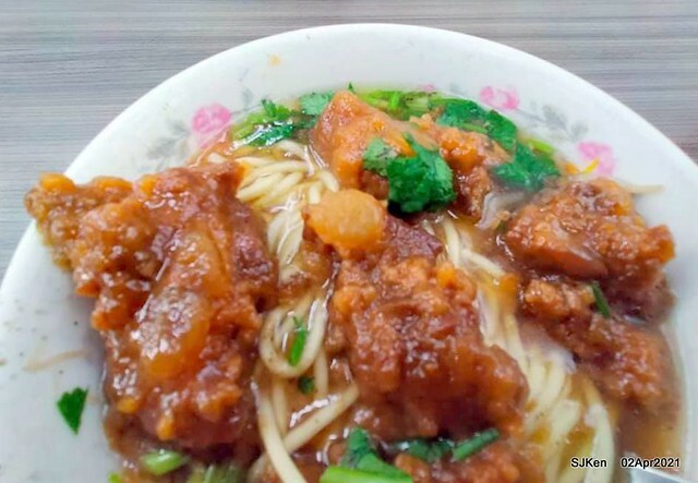 「艋舺夜市豐原清水排骨麵」(Pork Spare Ribs noodle) at Banka night market, Taipei, Taiwan, SJKen, Apr 2, 2021.