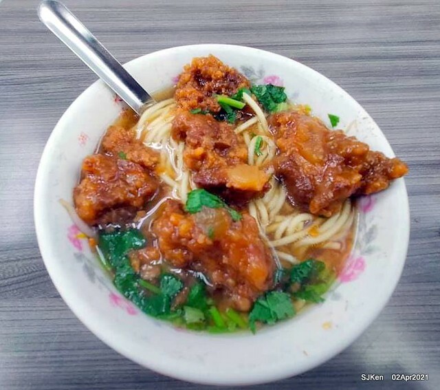 「艋舺夜市豐原清水排骨麵」(Pork Spare Ribs noodle) at Banka night market, Taipei, Taiwan, SJKen, Apr 2, 2021.