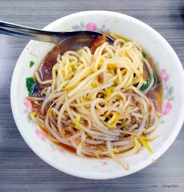 「艋舺夜市豐原清水排骨麵」(Pork Spare Ribs noodle) at Banka night market, Taipei, Taiwan, SJKen, Apr 2, 2021.