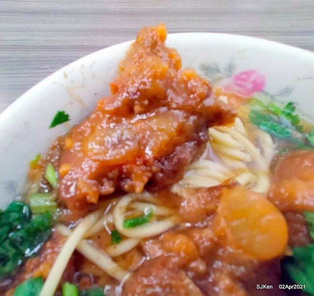 「艋舺夜市豐原清水排骨麵」(Pork Spare Ribs noodle) at Banka night market, Taipei, Taiwan, SJKen, Apr 2, 2021.