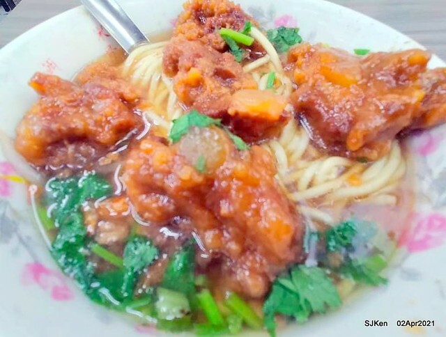 「艋舺夜市豐原清水排骨麵」(Pork Spare Ribs noodle) at Banka night market, Taipei, Taiwan, SJKen, Apr 2, 2021.