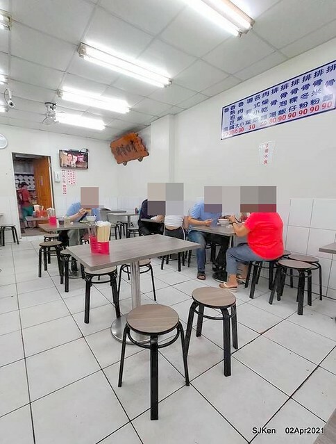 「艋舺夜市豐原清水排骨麵」(Pork Spare Ribs noodle) at Banka night market, Taipei, Taiwan, SJKen, Apr 2, 2021.