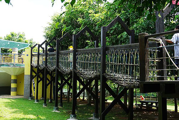 就是愛荔枝樂園(Alice’s Garden)：※ 就是愛荔枝樂園(環境篇) ※【星羽愛玩樂-彰化】小朋友的童話天堂，大草原遊樂設施玩水趣，很適合開心遛小孩~