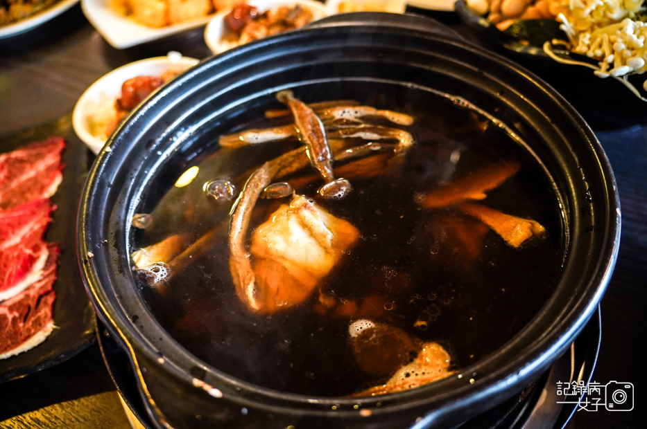 17菇神火鍋台中新社必比登米其林剝皮辣椒鹿茸菇火鍋.jpg