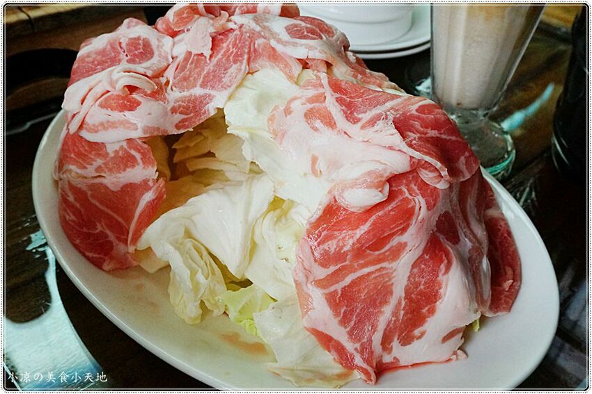 新社菇神觀景複合式餐飲║新社必吃美食，獨創半野生原木冬菇土雞鍋，湯鮮溢清香，還有新品酸筍土雞鍋也大推!