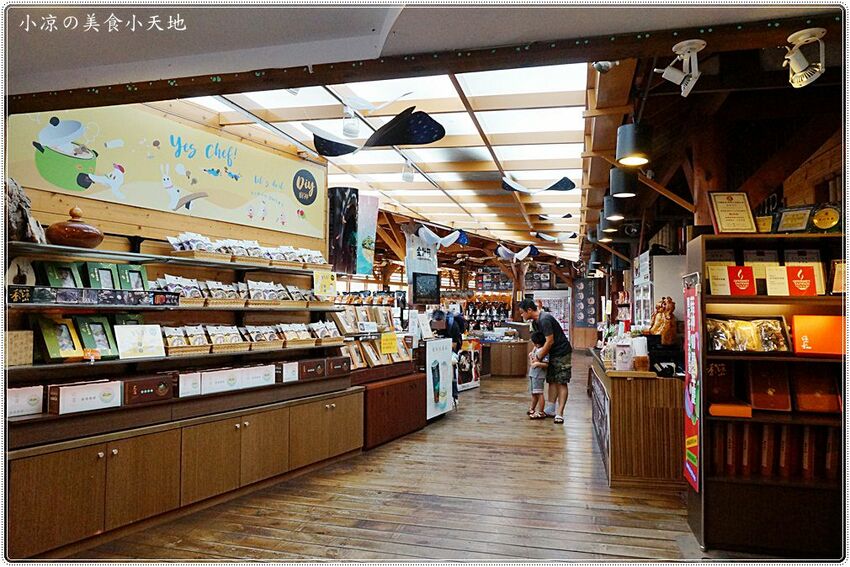 新社菇神觀景複合式餐飲║新社必吃美食，獨創半野生原木冬菇土雞鍋，湯鮮溢清香，還有新品酸筍土雞鍋也大推!