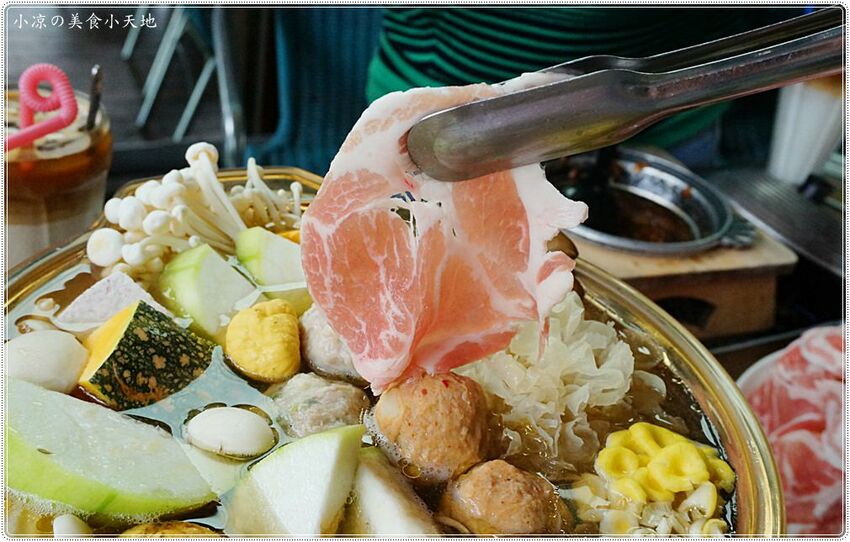 新社菇神觀景複合式餐飲║新社必吃美食，獨創半野生原木冬菇土雞鍋，湯鮮溢清香，還有新品酸筍土雞鍋也大推!