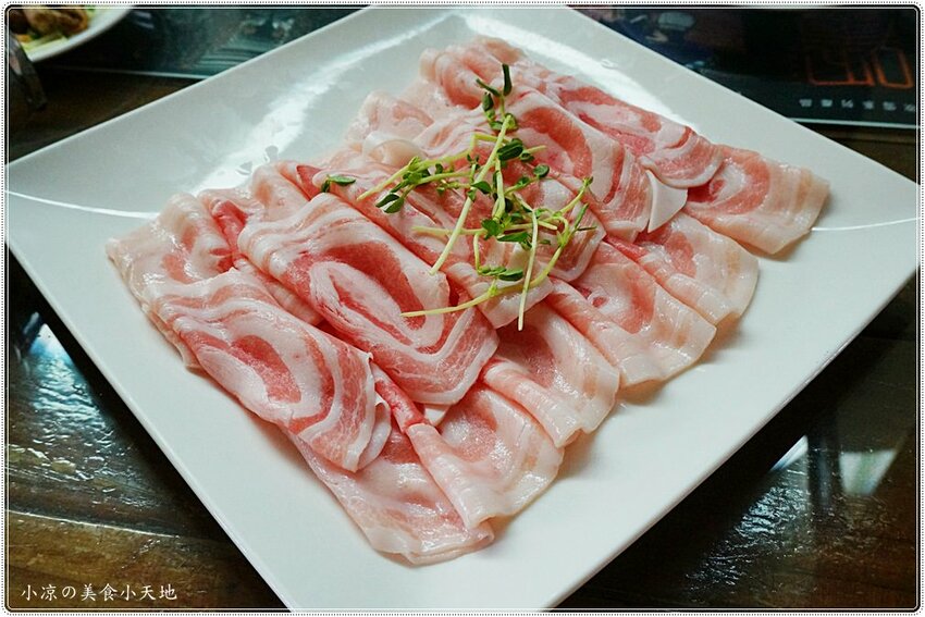 新社菇神觀景複合式餐飲║新社必吃美食，獨創半野生原木冬菇土雞鍋，湯鮮溢清香，還有新品酸筍土雞鍋也大推!