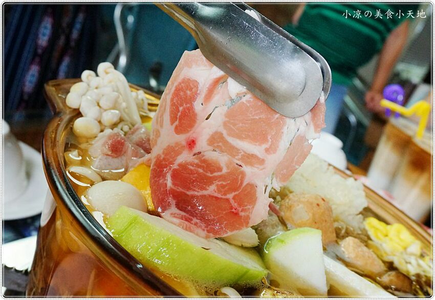 新社菇神觀景複合式餐飲║新社必吃美食，獨創半野生原木冬菇土雞鍋，湯鮮溢清香，還有新品酸筍土雞鍋也大推!