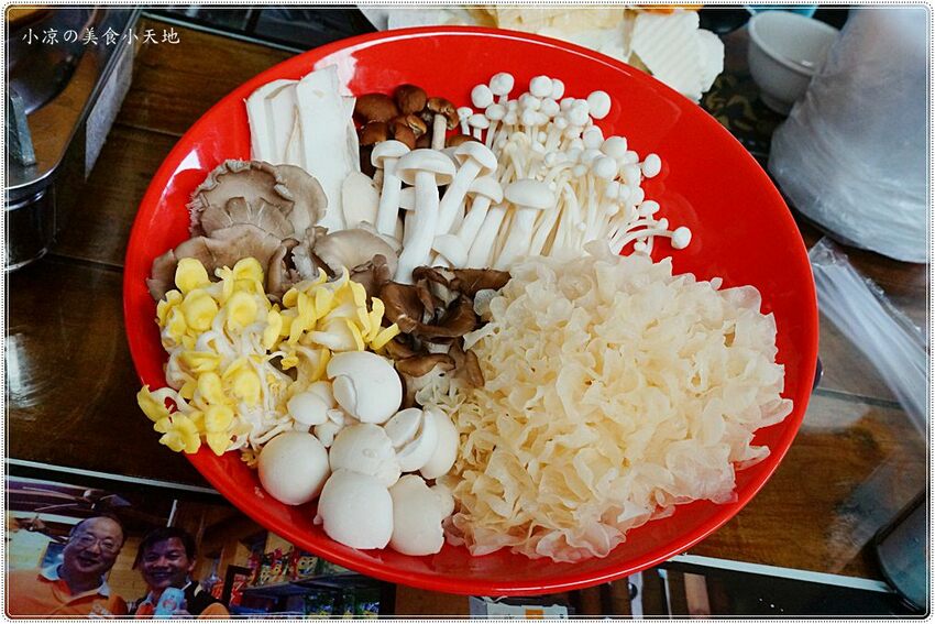 新社菇神觀景複合式餐飲║新社必吃美食，獨創半野生原木冬菇土雞鍋，湯鮮溢清香，還有新品酸筍土雞鍋也大推!