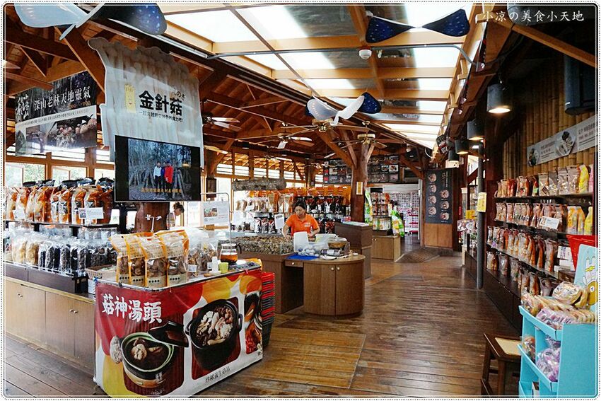 新社菇神觀景複合式餐飲║新社必吃美食，獨創半野生原木冬菇土雞鍋，湯鮮溢清香，還有新品酸筍土雞鍋也大推!