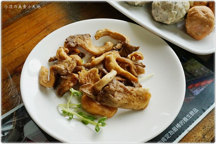 新社菇神觀景複合式餐飲║新社必吃美食，獨創半野生原木冬菇土雞鍋，湯鮮溢清香，還有新品酸筍土雞鍋也大推!