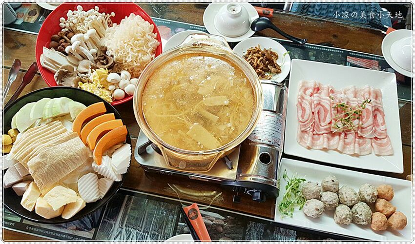 新社菇神觀景複合式餐飲║新社必吃美食，獨創半野生原木冬菇土雞鍋，湯鮮溢清香，還有新品酸筍土雞鍋也大推!