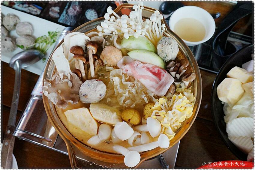 新社菇神觀景複合式餐飲║新社必吃美食，獨創半野生原木冬菇土雞鍋，湯鮮溢清香，還有新品酸筍土雞鍋也大推!