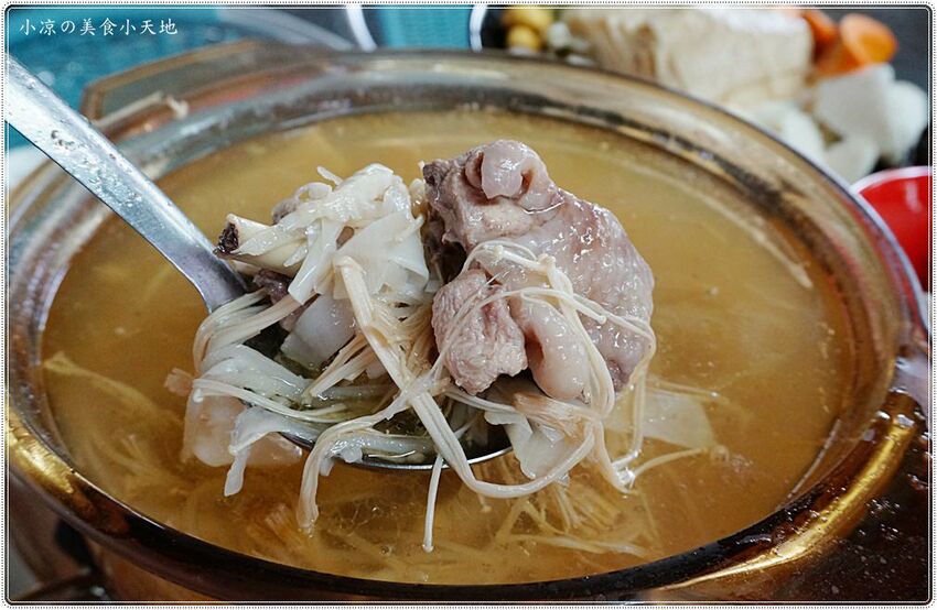 新社菇神觀景複合式餐飲║新社必吃美食，獨創半野生原木冬菇土雞鍋，湯鮮溢清香，還有新品酸筍土雞鍋也大推!
