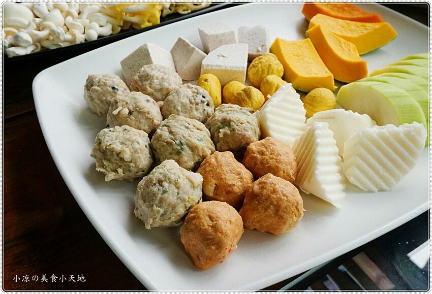 新社菇神觀景複合式餐飲║新社必吃美食，獨創半野生原木冬菇土雞鍋，湯鮮溢清香，還有新品酸筍土雞鍋也大推!