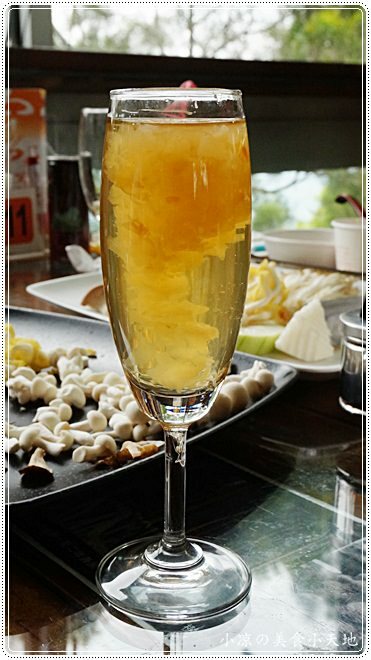 新社菇神觀景複合式餐飲║新社必吃美食，獨創半野生原木冬菇土雞鍋，湯鮮溢清香，還有新品酸筍土雞鍋也大推!