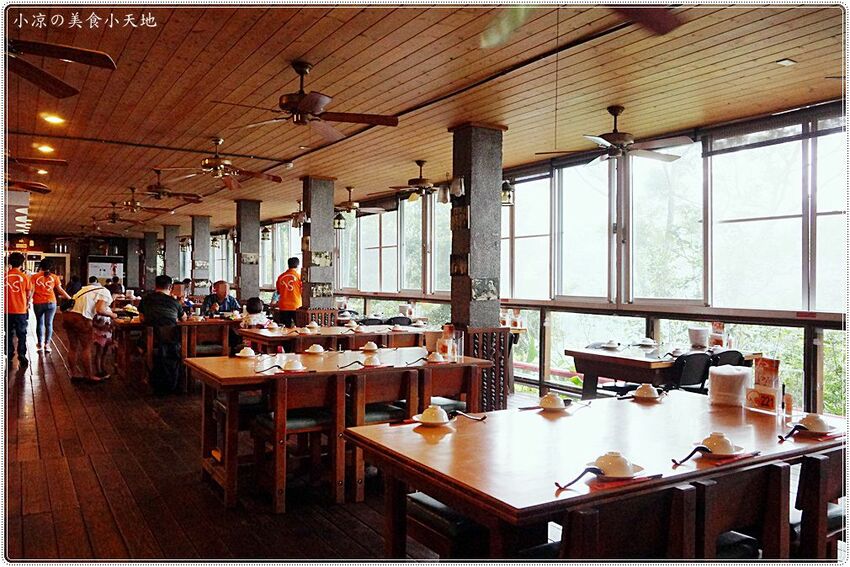 新社菇神觀景複合式餐飲║新社必吃美食，獨創半野生原木冬菇土雞鍋，湯鮮溢清香，還有新品酸筍土雞鍋也大推!