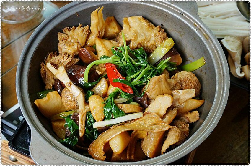 新社菇神觀景複合式餐飲║新社必吃美食，獨創半野生原木冬菇土雞鍋，湯鮮溢清香，還有新品酸筍土雞鍋也大推!