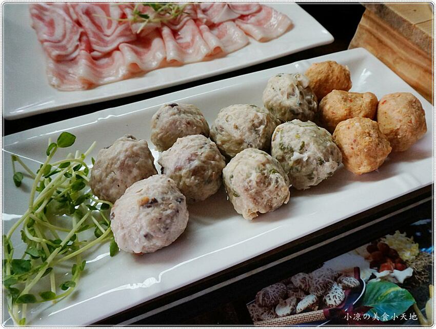 新社菇神觀景複合式餐飲║新社必吃美食，獨創半野生原木冬菇土雞鍋，湯鮮溢清香，還有新品酸筍土雞鍋也大推!