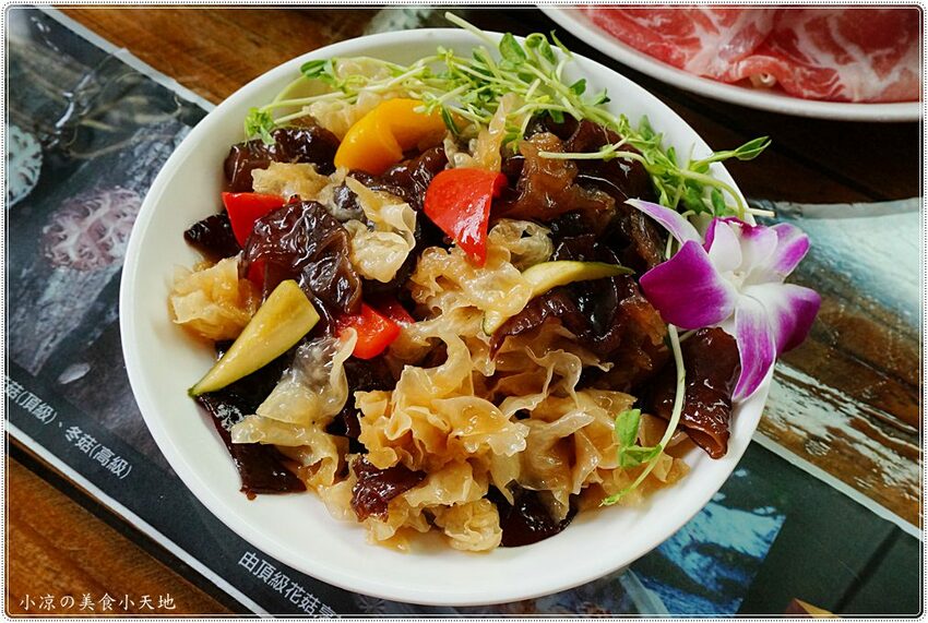 新社菇神觀景複合式餐飲║新社必吃美食，獨創半野生原木冬菇土雞鍋，湯鮮溢清香，還有新品酸筍土雞鍋也大推!