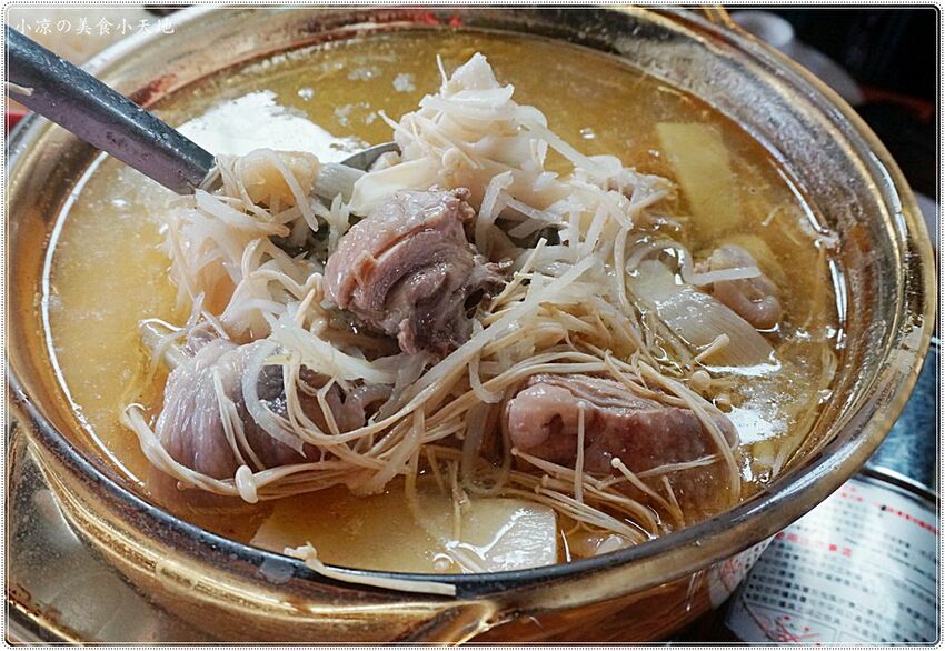 新社菇神觀景複合式餐飲║新社必吃美食，獨創半野生原木冬菇土雞鍋，湯鮮溢清香，還有新品酸筍土雞鍋也大推!