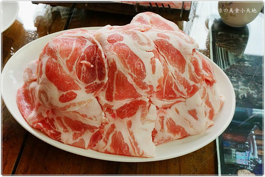 新社菇神觀景複合式餐飲║新社必吃美食，獨創半野生原木冬菇土雞鍋，湯鮮溢清香，還有新品酸筍土雞鍋也大推!