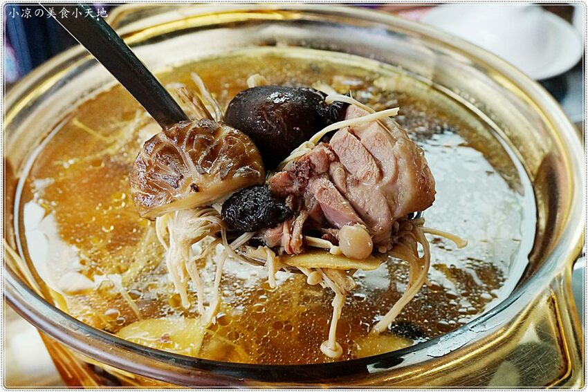 新社菇神觀景複合式餐飲║新社必吃美食，獨創半野生原木冬菇土雞鍋，湯鮮溢清香，還有新品酸筍土雞鍋也大推!