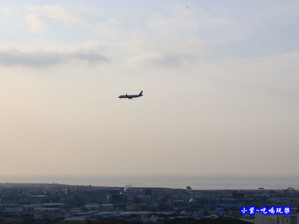 近距離看飛機-海灣星空景觀咖啡館  (3).jpg