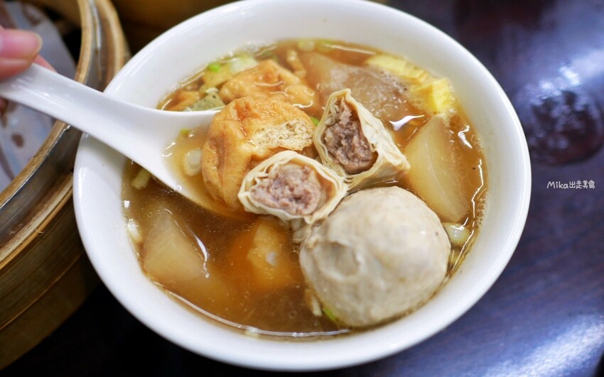 ▲新北三芝在地美食推薦：老地方小籠湯包，人氣綜合湯有福州丸、豆皮、油豆腐、蘿蔔等多種配料一次吃到 /mika 提供、WalkerLand窩客島整理