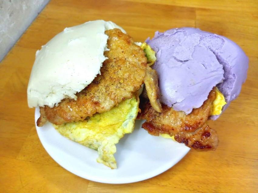 【新竹東區】無名饅頭肉排蛋☞學府路上的排隊早餐店，｢饅頭肉排蛋」必點!