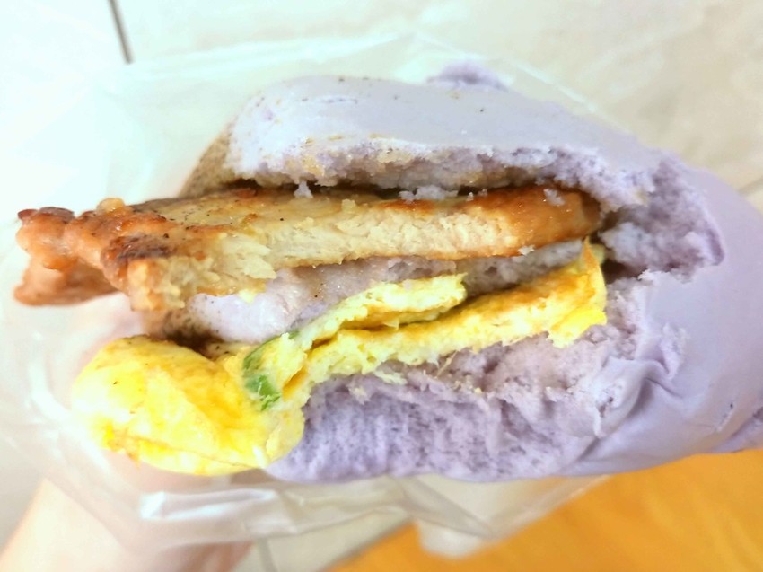 【新竹東區】無名饅頭肉排蛋☞學府路上的排隊早餐店，｢饅頭肉排蛋」必點!
