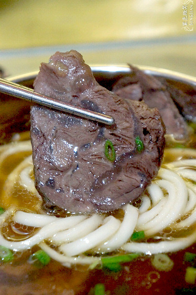 必比登台北車站牛肉麵！70年老店「劉山東牛肉麵」韓國人也來朝聖。