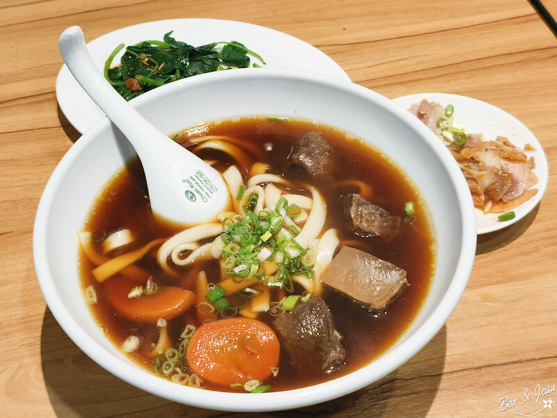 必比登台北車站牛肉麵！70年老店「劉山東牛肉麵」韓國人也來朝聖。