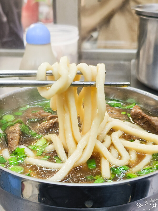必比登台北車站牛肉麵！70年老店「劉山東牛肉麵」韓國人也來朝聖。