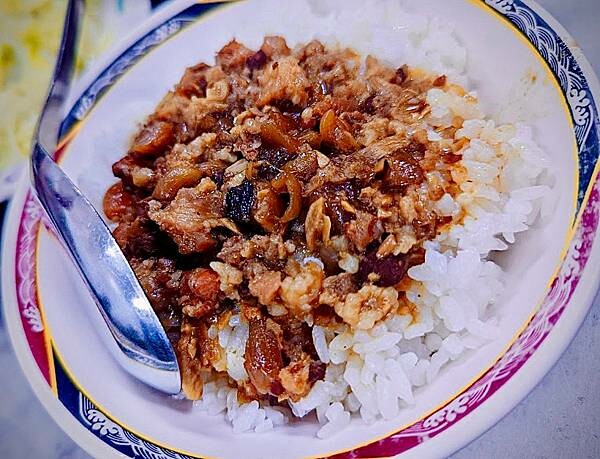 [台北小吃]板橋新埔站「阿益魯肉飯」超佛心便宜親民美味小吃店/點好點滿只要銅板價/滷肉飯小菜湯品選擇多樣